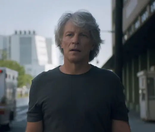 Bon Jovi camina por las calles casi vacas de Nueva York, en su nuevo video Do What You Can.